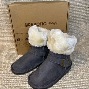 NWT Arctic Paw boots size 11